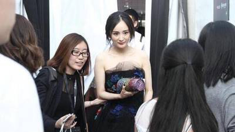 杨幂《惊蛰无声》片场自嘲「放过老姐姐」，二十年顶流的松弛哲学
